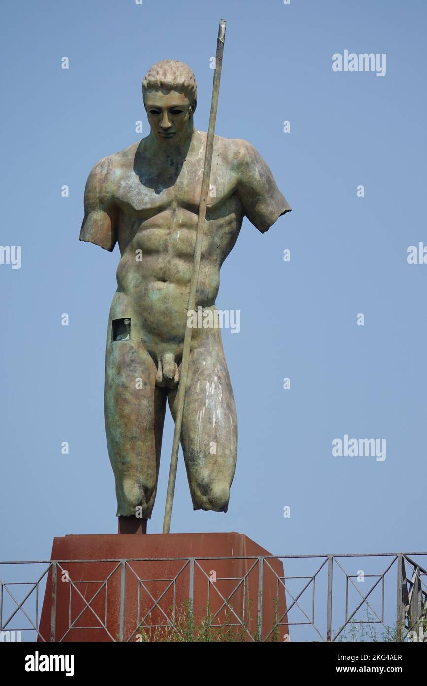 DaedalusStatue von Igor Mitoraj mit Blick auf die archäologische