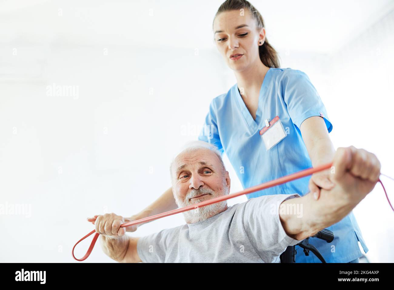 Krankenschwester Arzt Seniorenbetreuung Übung Physiotherapie ecercising Hilfe Assistierung Altersheim Älteren Mann Stockfoto