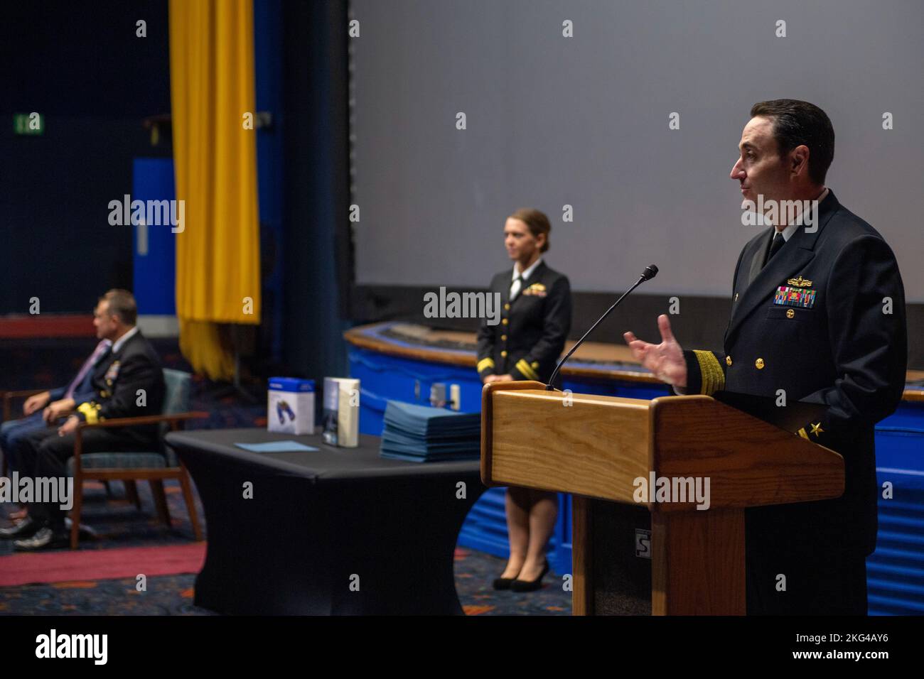 SAN DIEGO (Okt 28, 2022) Kapitän Leonardo Giovannelli, Kommandant des Mariner Skills Training Center Pacific (MSTCPAC), gibt während der Abschlusszeremonie des MSTCPAC Basic Divisional Officer Course (BDOC) im Marinestützpunkt San Diego Base Theatre Bemerkungen. BDOC ist ein neunwöchiger Kurs, der sich auf die Führung von Abteilungen konzentriert und die erste Ausbildung des Surface Warfare Officer (SWO) darstellt. Stockfoto