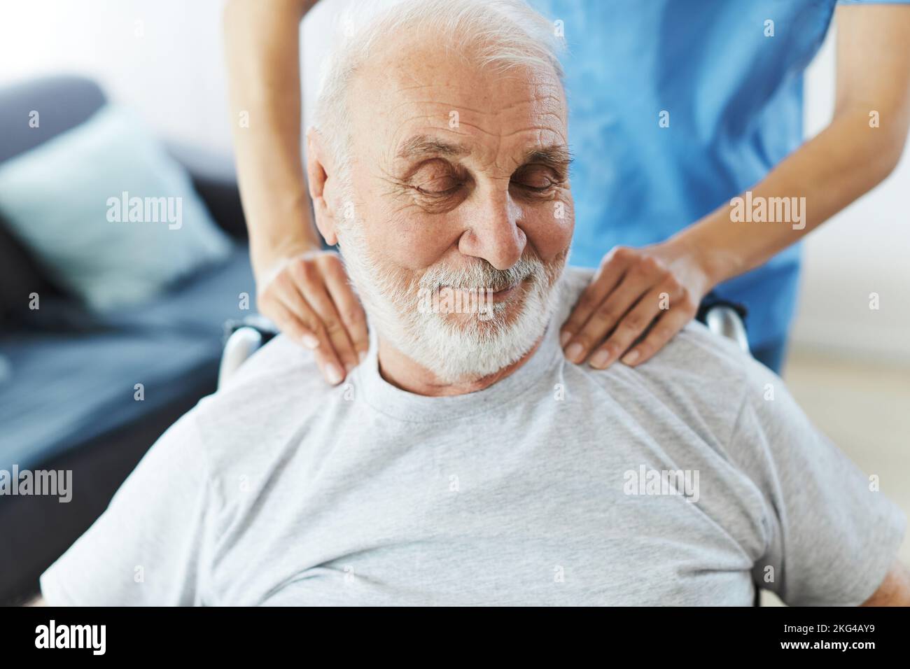 Krankenschwester Arzt Seniorenbetreuung Übung Physiotherapie ecercising Hilfe Assistierung Altersheim Älteren Mann Stockfoto