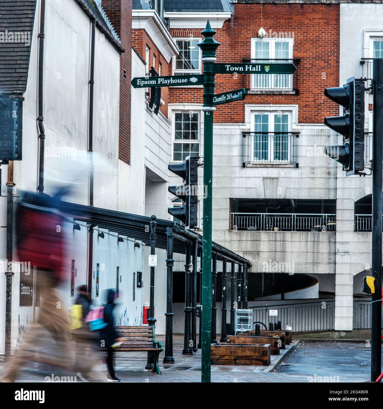 Epsom, Surrey, London, UK, November 20 2022, surrealistisch Abstraktes Bild von Menschen, die auf der High Street mit Außenhintergrund des Gebäudes spazieren, Bewegung A Stockfoto