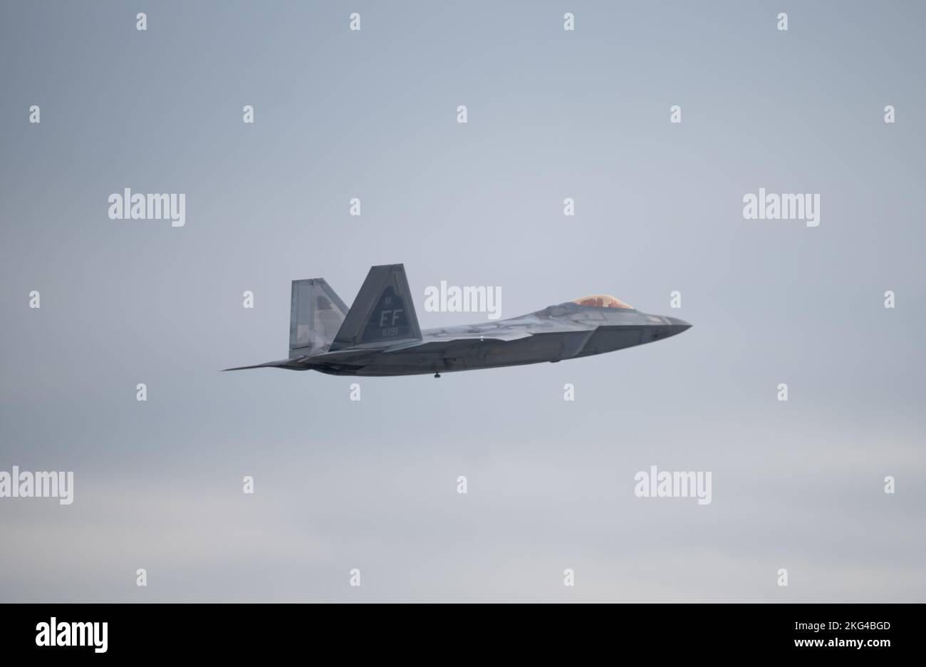 Eine US Air Force F-22 Raptor mit dem 94. Fighter Squadron, Joint Base Langley-Eustis, Virginia, hebt am 27. Oktober 2022 auf dem Tyndall Air Force Base, Florida, ab. Die Einheit besuchte Tyndall, um an der karierten Flagge 23-1 teilzunehmen. Checkered Flag ist eine großräutige Luftübung, die die Bereitschaft und Interoperabilität durch den Einbau von Flugzeugen der 4.- und 5.-Generation während der Luft-Luft-Kampfausbildung fördert. Die 23-1 Iteration der Übung fand am 31. Oktober - 9. November 2022 statt. Stockfoto