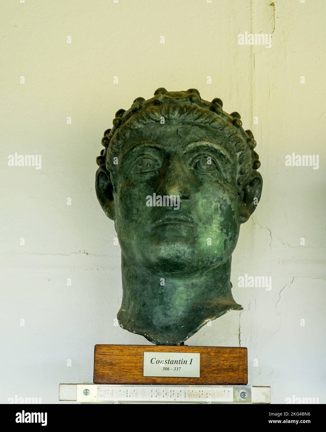 Gamzigrad, Serbien - 11. August 2021: Konstantin I. der große Kopf aus dem Palast Felix Romuliana in Gamzigrad, Serbien. Es ist UNESCO-Weltkulturerbe Stockfoto