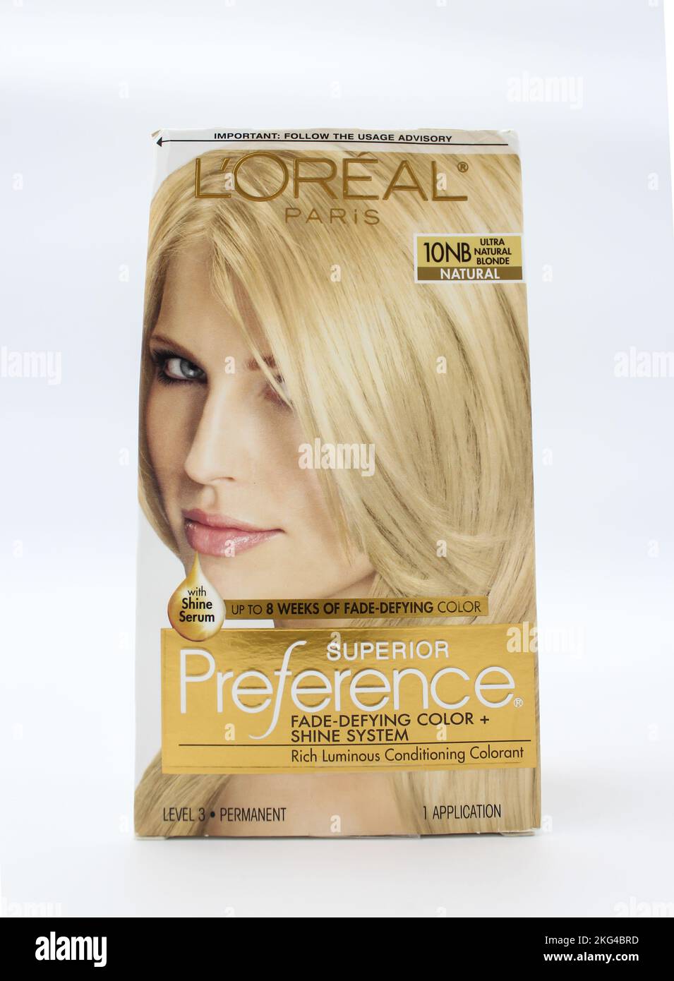 L'Oreal Paris L'oreal Superior Präferenz permanente Haarfarbe die Farbe ist Ultra Natural Blonde Haarfärbebox auf weißem Hintergrund, isoliert Stockfoto