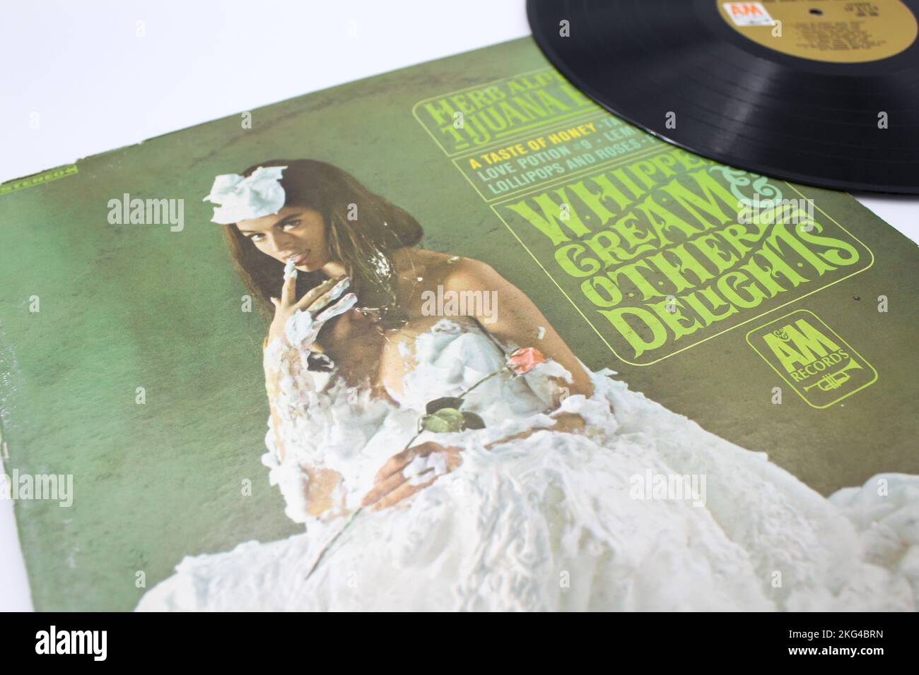 Whipped Cream and Other Delights ist ein Album aus dem Jahr 1965 von Herb Alpert und Tijuana Brass, Schallplatte, Albumcover. Herb Alperts Tijuana-Messing Stockfoto