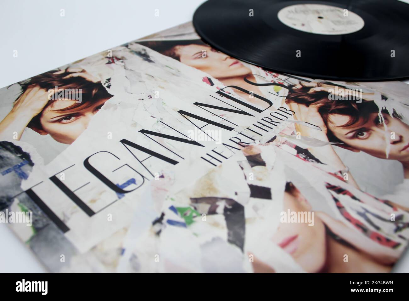 Musikalbum der Indie-Band Tegan und Sara auf Schallplatten-LP-Disc. Dieses Album heißt Heartthrob Stockfoto
