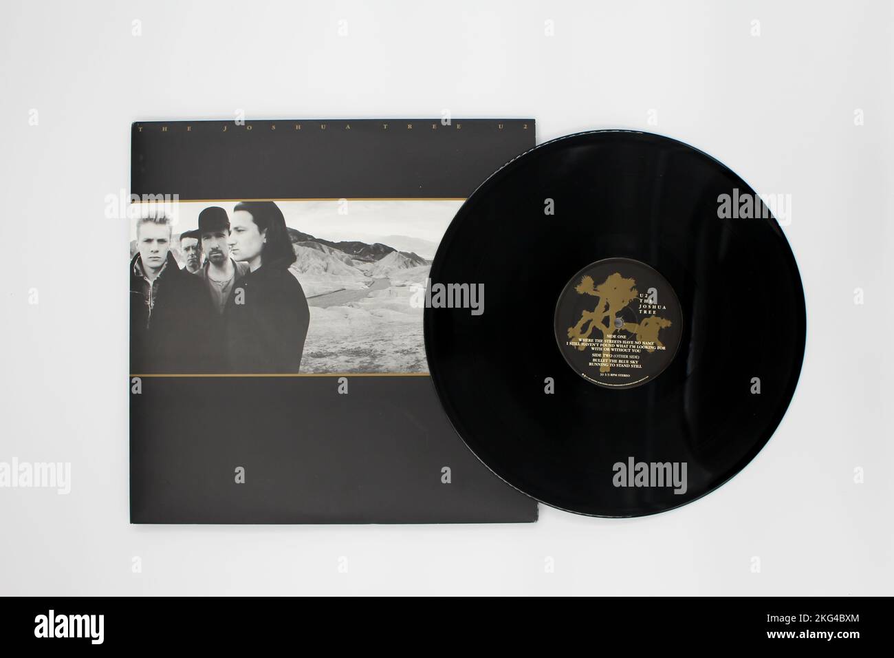 Irische Rockband U2-Album auf Vinyl-LP-Disc. Die Aufzeichnung wird Joshua Tree genannt. Albumcover Stockfoto