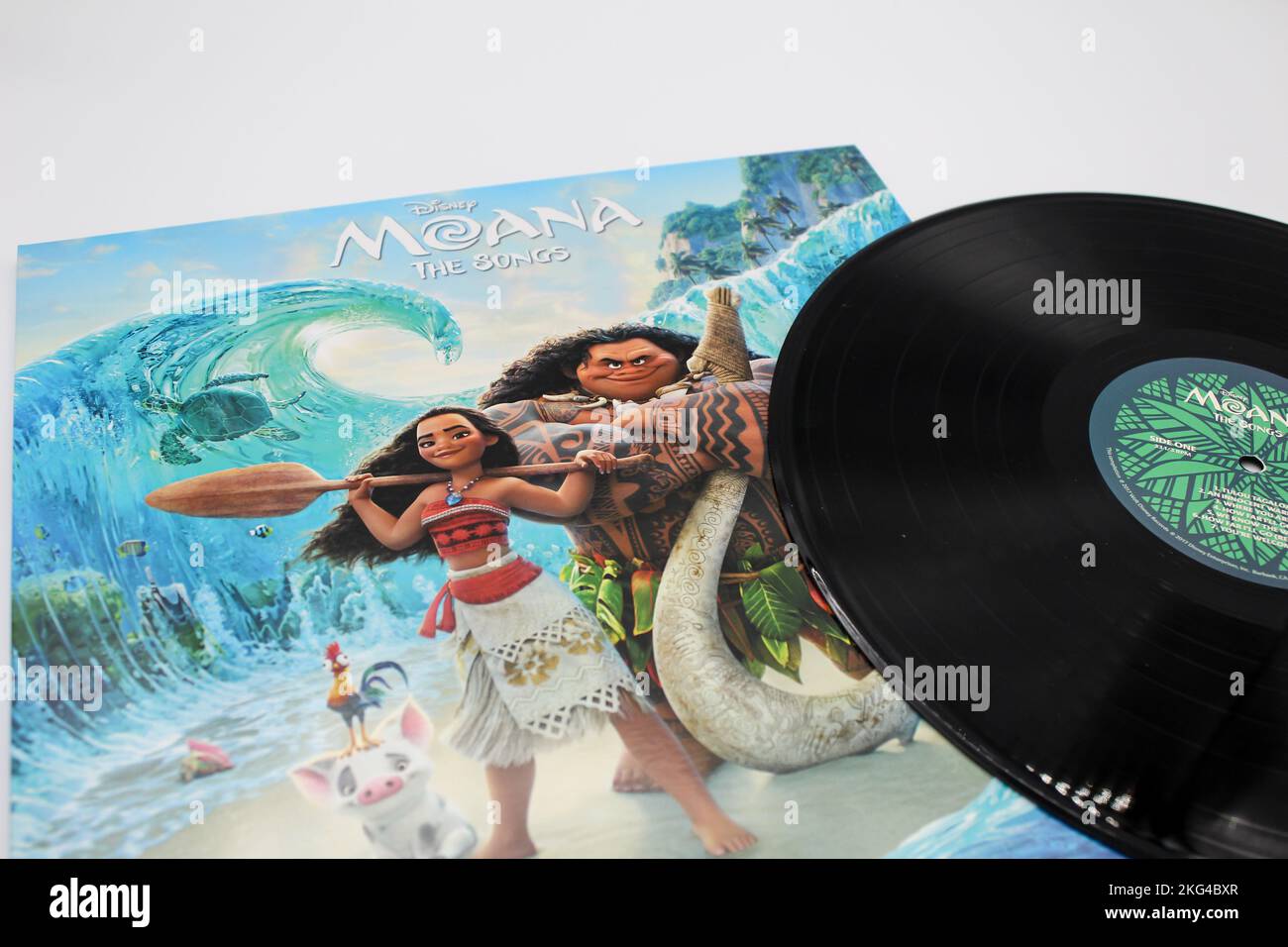 Disney's Moana The Songs, LP Vinyl Platte steht auf weißem Hintergrund, Moana Soundtrack Stockfoto