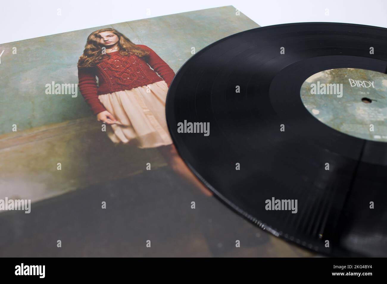 Englischer Sänger und Songwriter Birdy, Musikalbum auf Schallplatten-LP-Disc. Der Datensatz hat einen eigenen Titel. Sie singt Indie-Folk-Musik. Stockfoto