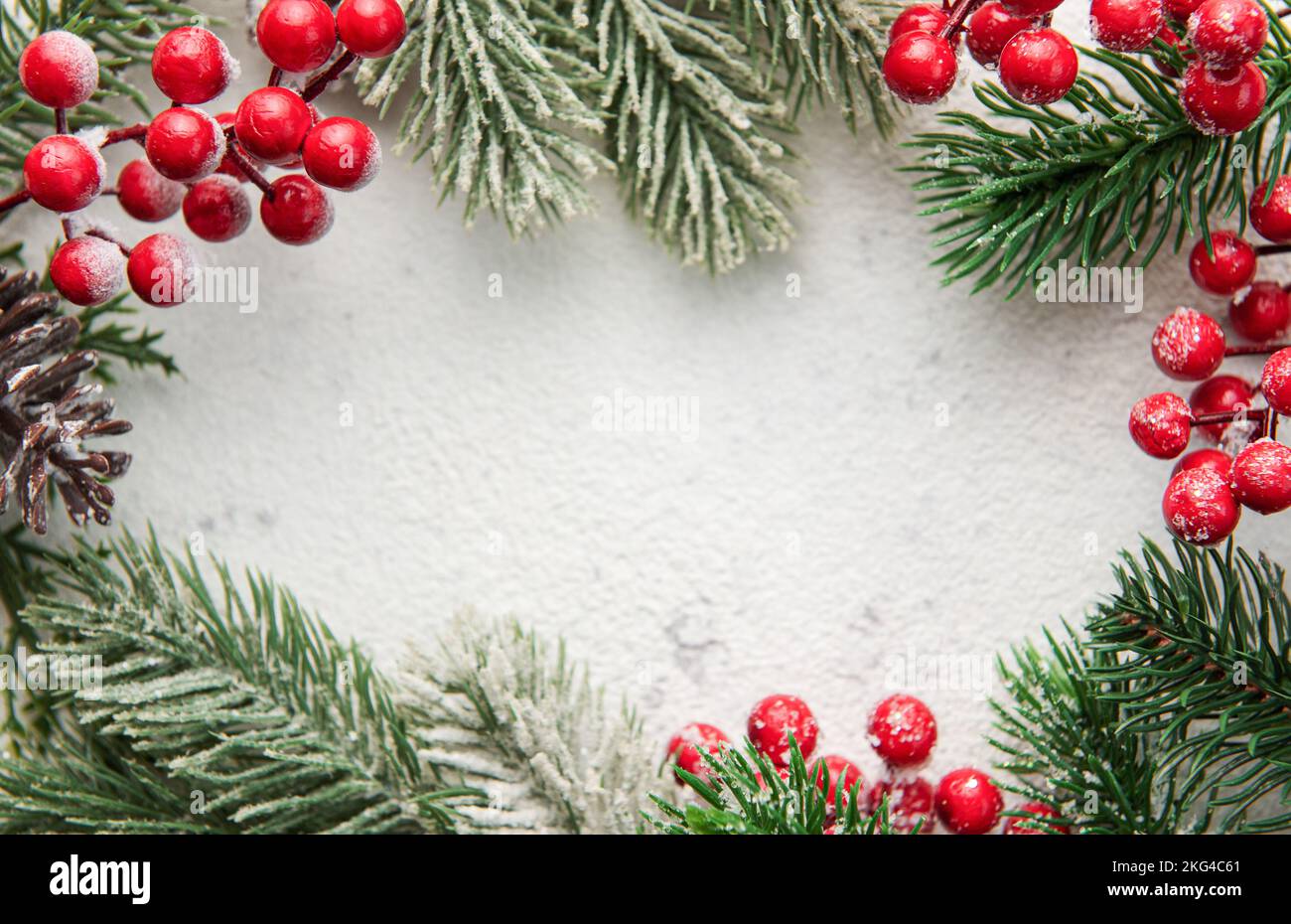 Hintergrund Zu Weihnachten. Tannenbaumschmuck Auf Beton Mit Kopierraum. Weihnachts- oder Neujahrskarte Stockfoto