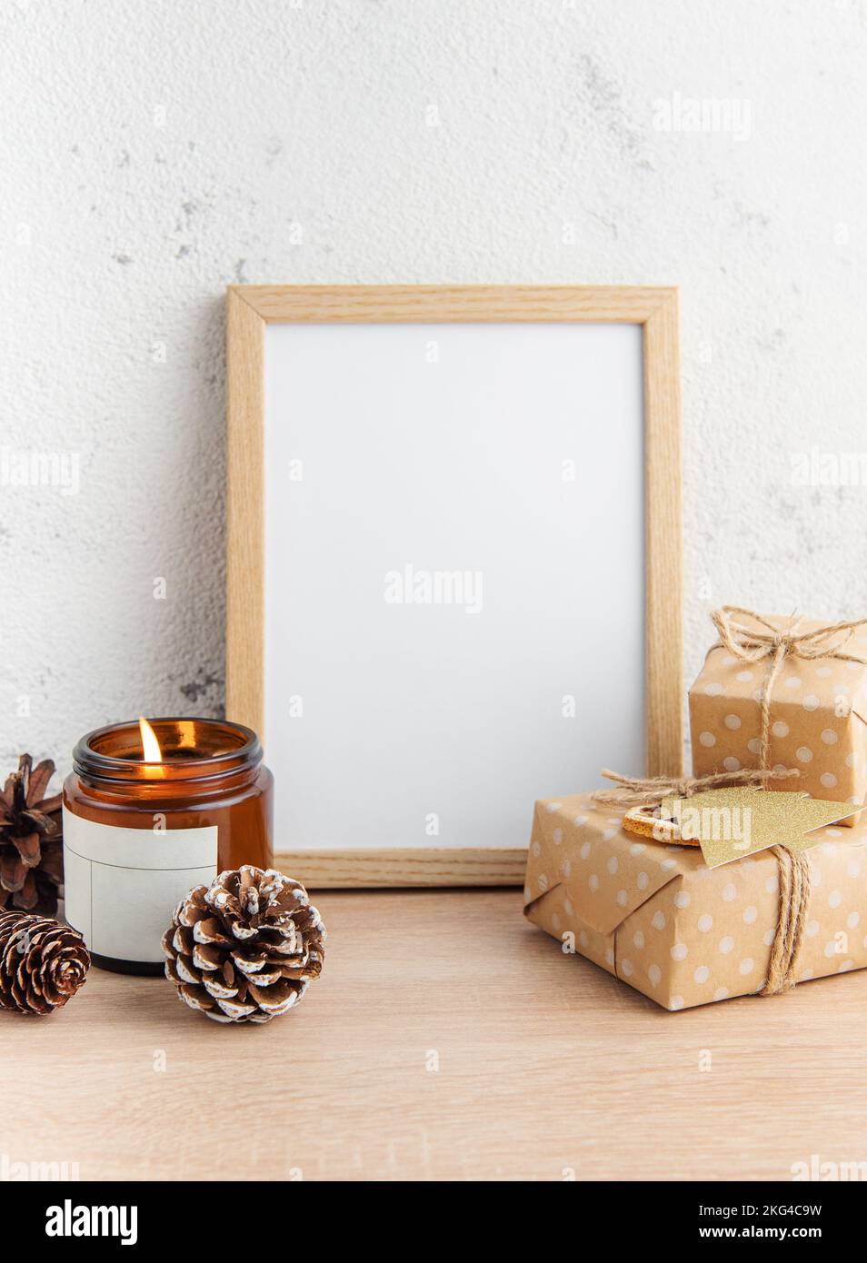 Weißer leerer Holzrahmen-Nachbau mit Weihnachtsdekorationen auf dem Holztisch. Rahmen für Anführungszeichen. Weihnachtspostkarte. Stockfoto