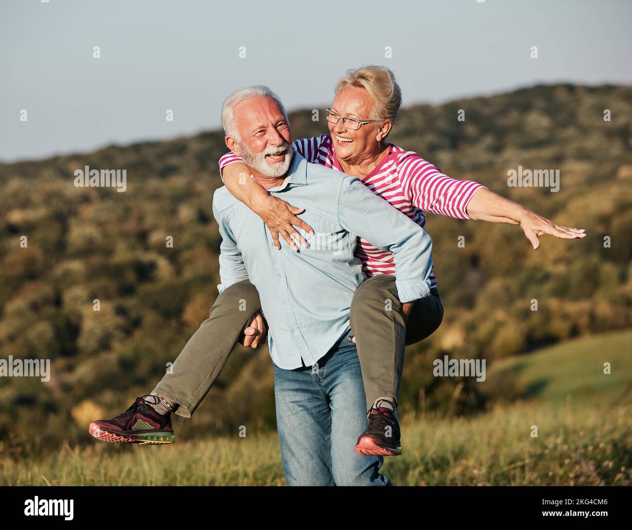 Frau Mann im Freien Senior paar glücklich Lifestyle Ruhestand zusammen lächelnd Liebe Huckepack aktiv reif Stockfoto