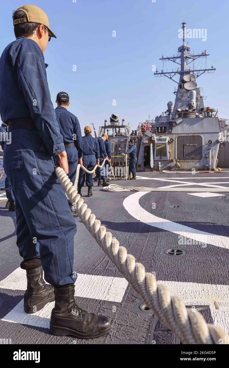 221028-N-RT917-1007 EILAT, Israel (Okt 28, 2022) Matrosen, die dem Lenkraketen-Zerstörer USS the Sullivans (DDG 68) zugewiesen wurden, führen eine Linie, während sie in Eilat, Israel, am 28. Oktober einziehen. Die Sullivans werden im Einsatzgebiet der US-Flotte für 5. eingesetzt, um die Sicherheit und Stabilität der Seefahrt im Nahen Osten zu gewährleisten. Stockfoto