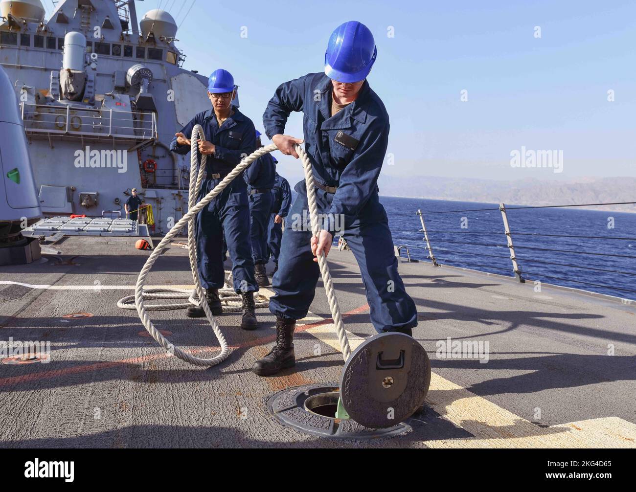 221028-N-RT917-1003 EILAT, Israel (Okt 28, 2022) Matrosen, die dem Lenkraketen-Zerstörer USS the Sullivans (DDG 68) zugewiesen wurden, führen eine Linie, während sie in Eilat, Israel, am 28. Oktober einziehen. Die Sullivans werden im Einsatzgebiet der US-Flotte für 5. eingesetzt, um die Sicherheit und Stabilität der Seefahrt im Nahen Osten zu gewährleisten. Stockfoto