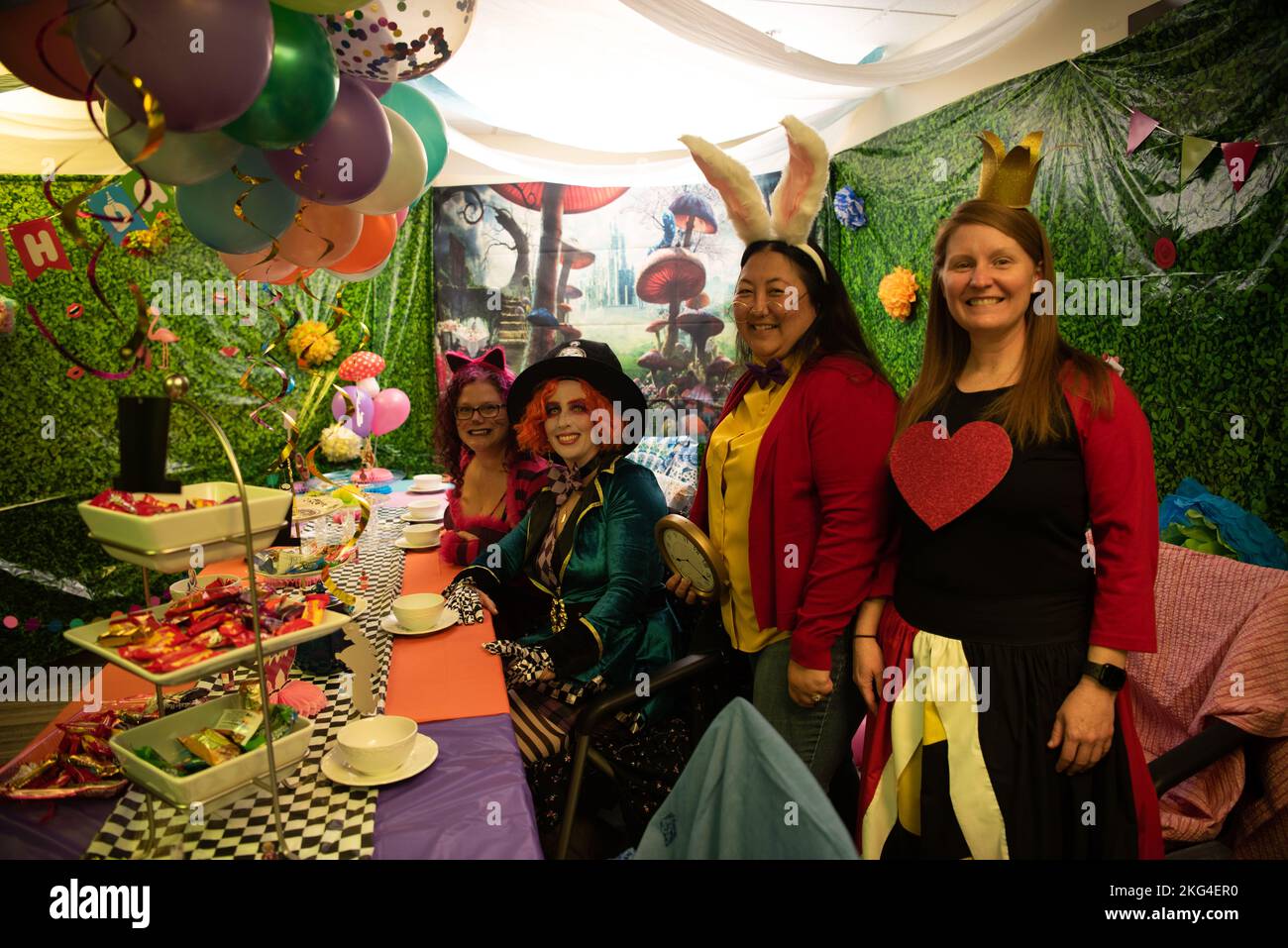 Mitglieder des Ausbildungs- und Trainingsfluges der Medical Group 9. posieren während der Halloween-Veranstaltung der MDG am 28. Oktober 2022 auf dem Luftwaffenstützpunkt Beale in einem Raum mit Alice im Wunderland 9.. Der Kalif. Der MDG 9. feierte Halloween mit einem „Trick or Treatment“-Thema für das gesamte Team Beale, um an den Feierlichkeiten teilzunehmen. Stockfoto