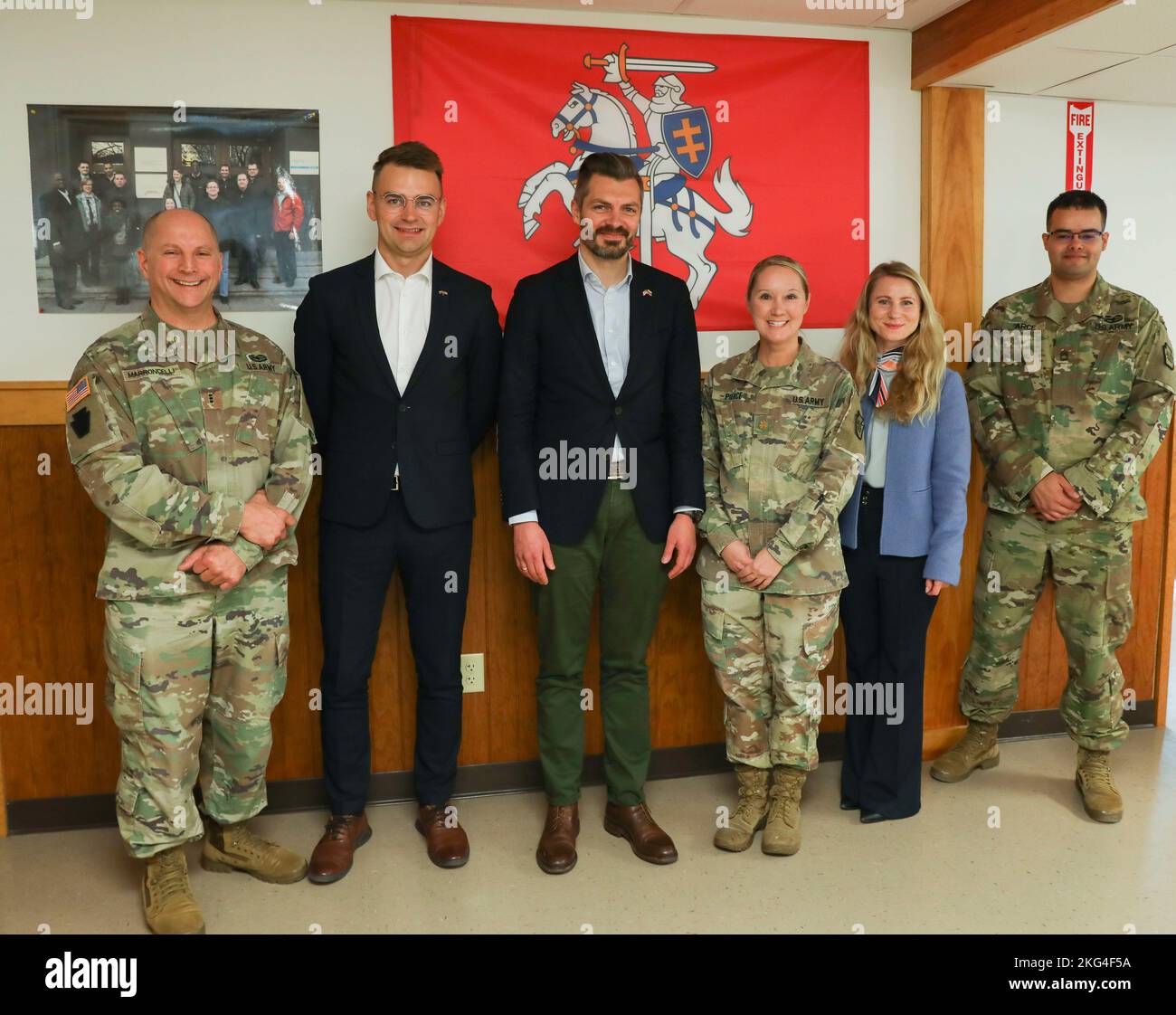 Der stellvertretende Verteidigungsminister Litauens, Margiris Abukevičius, sein Berater, Herr Tadas Sakunas, Frau Monika Koroliovienė, Verteidigungsrat, Botschaft Litauens, besuchte die Cyber Defense-Abteilung der PA. Guard unter der Leitung von Maj. Christine Pierce, Oktober 28, in Fort Indiantown Gap. Stockfoto