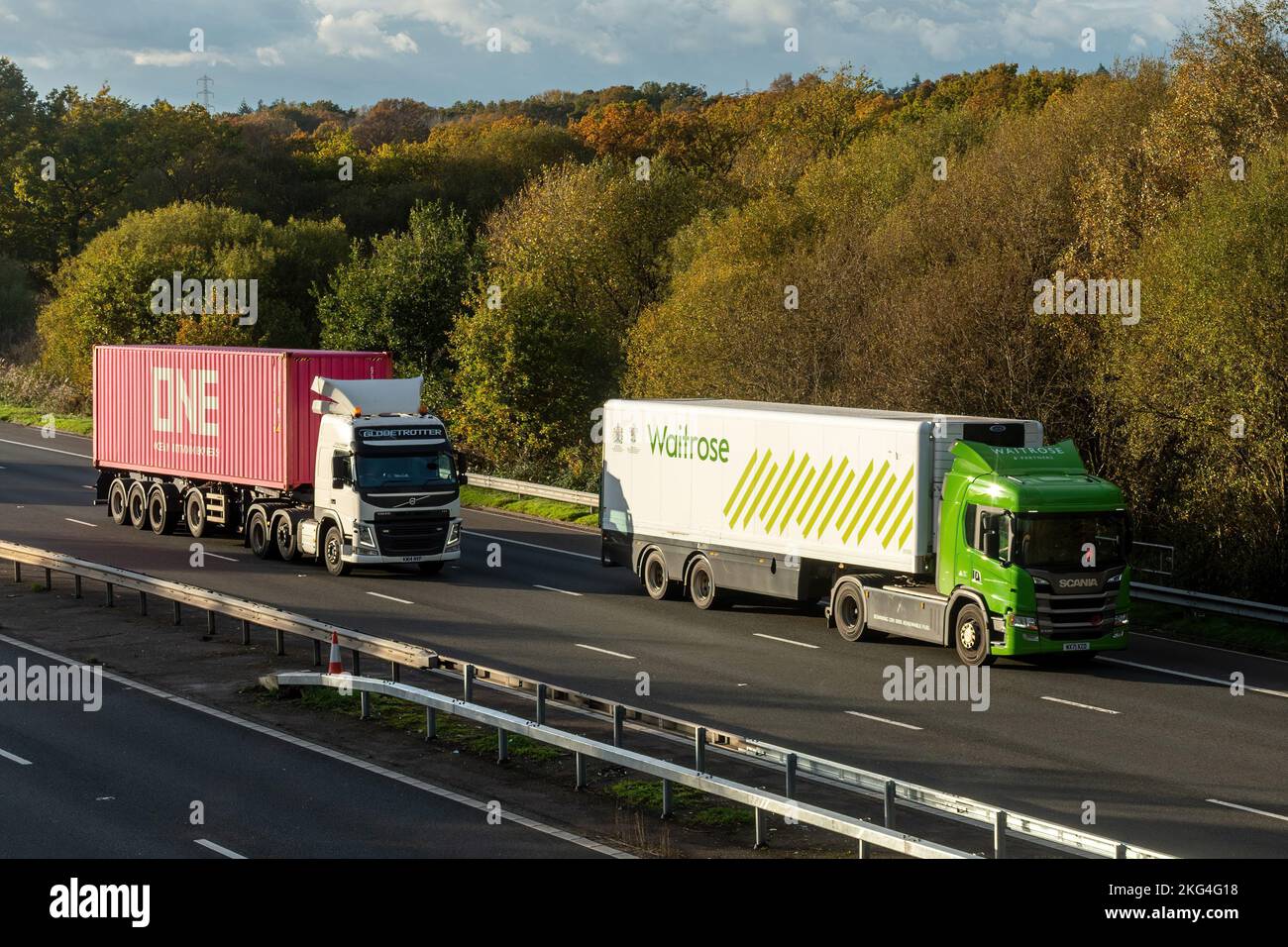 Zwei Lkw, Waitrose und ein Lkw (Ocean Network Express), die auf der Autobahn M3, England, Großbritannien, fahren Stockfoto