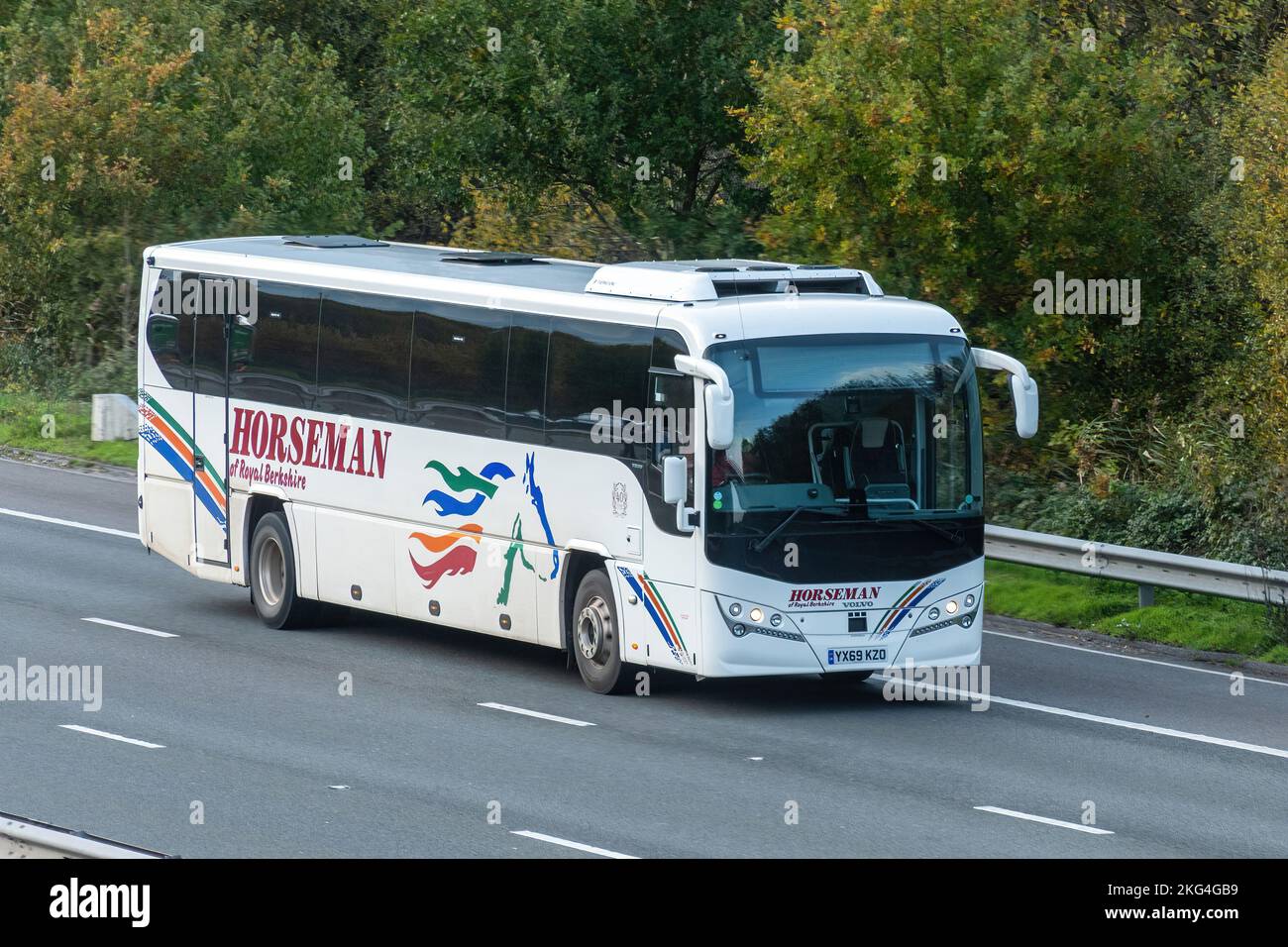 Reiter von Royal Berkshire Bus auf der M3 in Richtung London, England, Großbritannien. Pferdecoaches Stockfoto