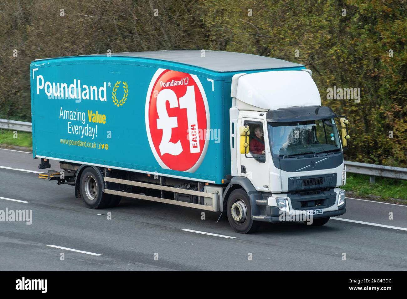 LKW-Lastwagen von Poundland auf der Autobahn M3, England, Großbritannien Stockfoto