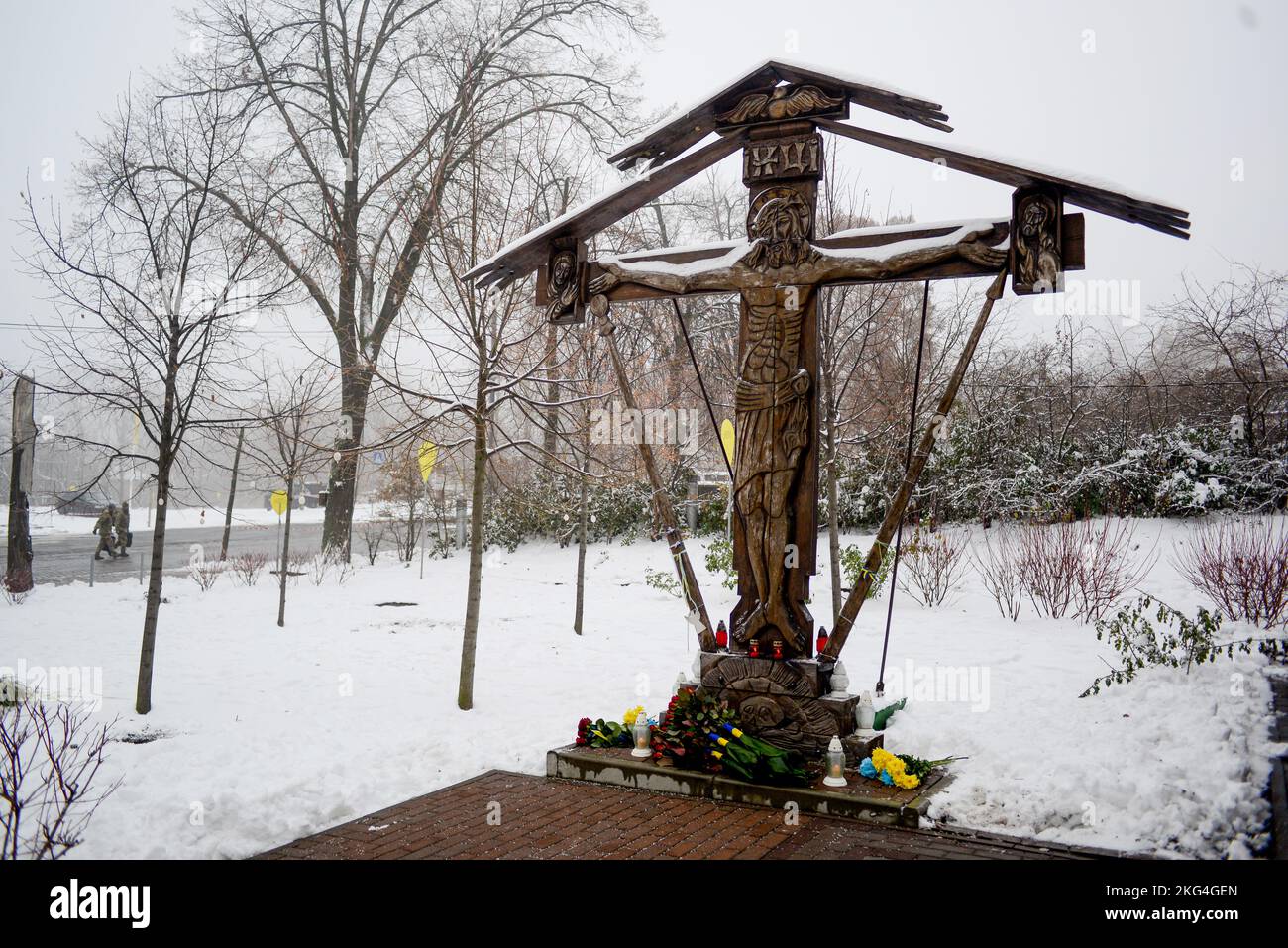 KIEW, UKRAINE - 21. NOVEMBER 2022 - während der Gedenkveranstaltung für den werden am Denkmal der Kreuzigung Christi Blumen und Mahnlaternen dargestellt Stockfoto