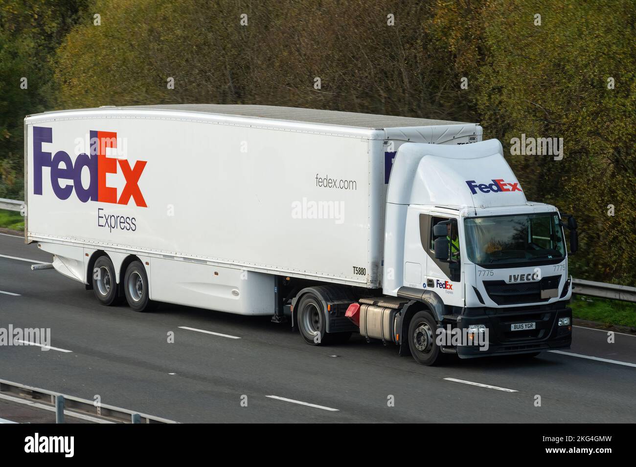 FedEx LKW-LKW-LKW auf der Autobahn M3, England, Großbritannien Stockfoto