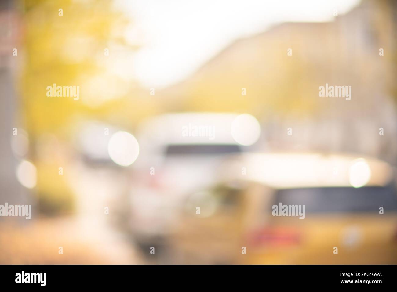 Herbstsaison Bokeh Hintergrund. Abstrakte Stadt verschwimmt auf der Straße mit Autos. Stockfoto