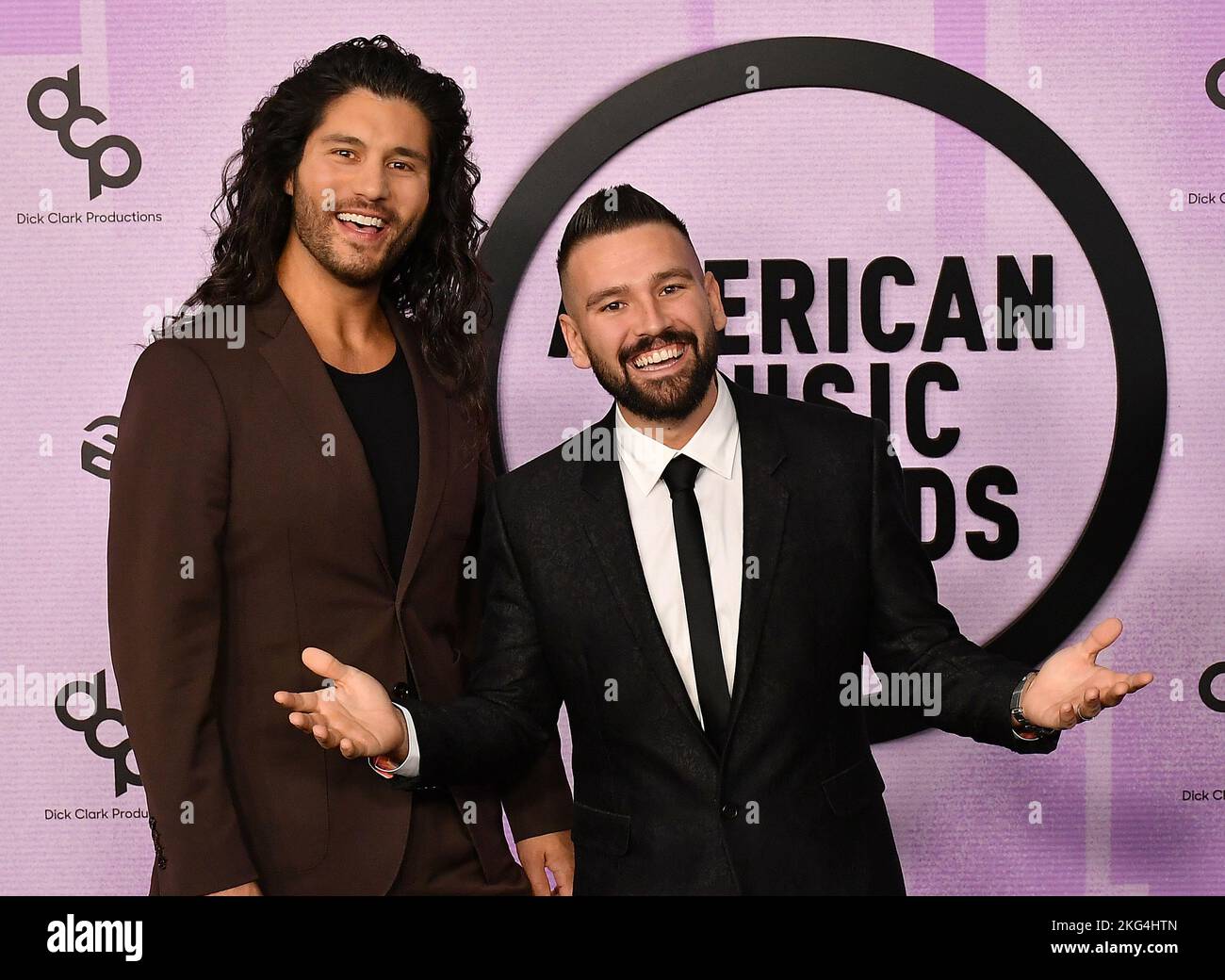 Dan Smyers und Shay Mooney von Dan + Shay nehmen am 20. November 2022 an den American Music Awards 2022 im Microsoft Theater in Los Angeles, Kalifornien, Teil. Foto: Casey Flanigan/imageSPACE Stockfoto