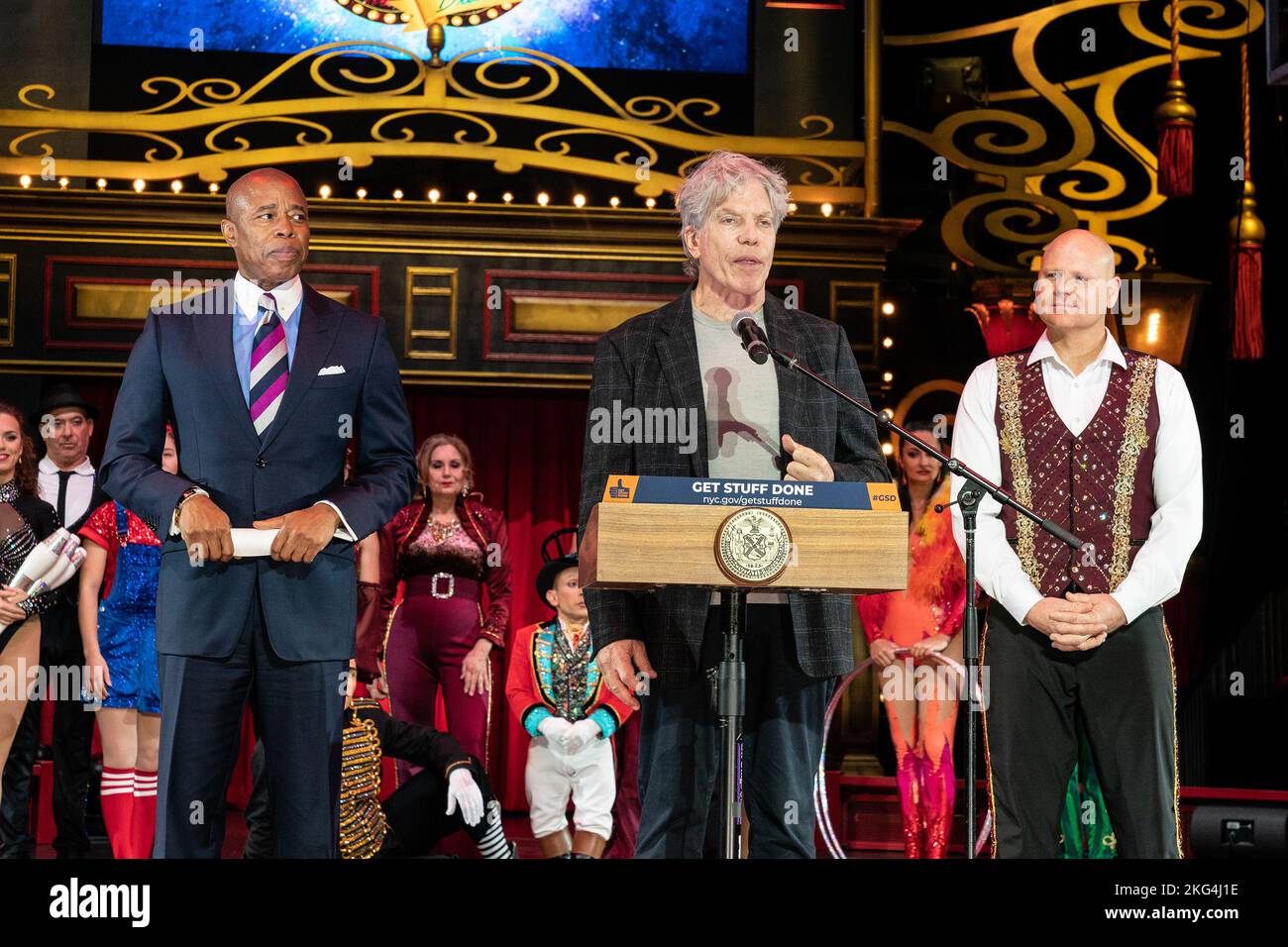 New York, USA. 21.. November 2022. Ken Sunshine spricht während der Ankündigung von Bürgermeister Eric Adams unter dem Zelt im Damrosch Park in New York am 21. November 2022. Während der Ankündigung wurden Nik Wallenda von Big Apple Circus und Ken Sunshine, Gründer von Sunshine Sachs Consultants, zum Bürgermeister eingeladen. (Foto von Lev Radin/Sipa USA) Quelle: SIPA USA/Alamy Live News Stockfoto