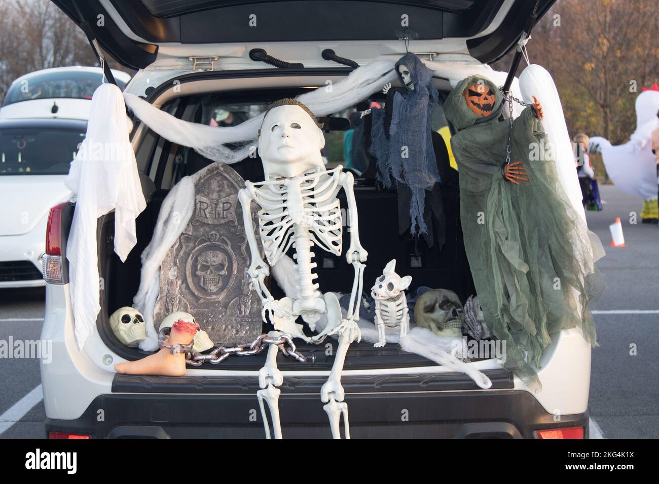 Soldaten des Bataillons der Bergdivision 10. feiern am 29. Oktober 2022 auf Fort Drum, N.Y., einen jährlichen „Trunk or Treat“, bei dem Soldaten Süßigkeiten aus den geschmückten Koffern ihrer Fahrzeuge an Kinder verteilten, um Halloween zu feiern. Stockfoto