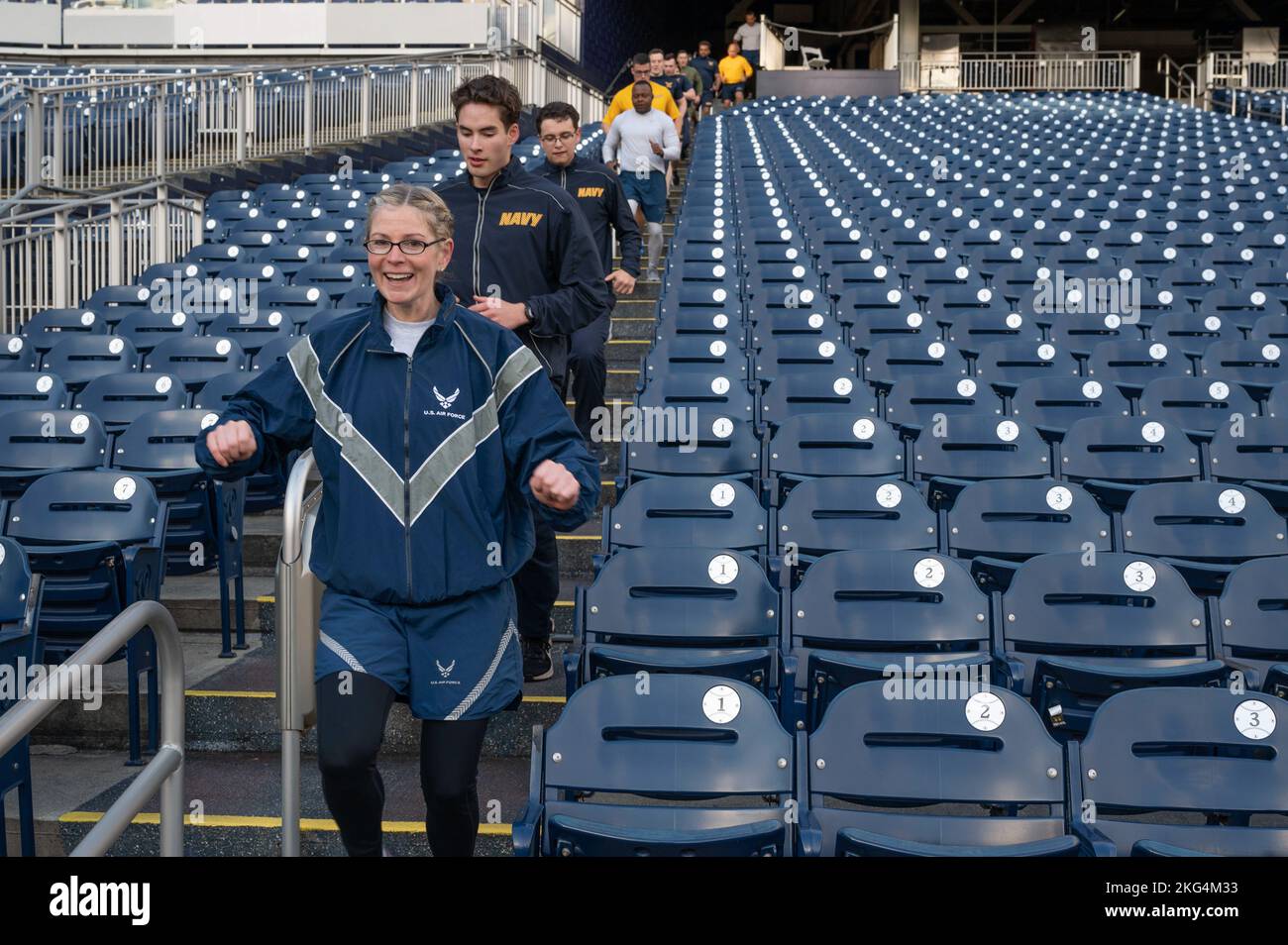 Die US Air Force Col. Catherine „Cat“ Logan, Kommandantin der Joint Base Anacostia-Bolling und des 11. Wing, läuft am 28. Oktober 2022 im Nationals Park in Washington, D.C., während eines Rundkurs-Workouts des Baseballteams der Washington Nationals, An der Veranstaltung nahmen Angehörige des Marine- und Marine-Korps aus der gesamten Region der Hauptstadt Teil. Stockfoto