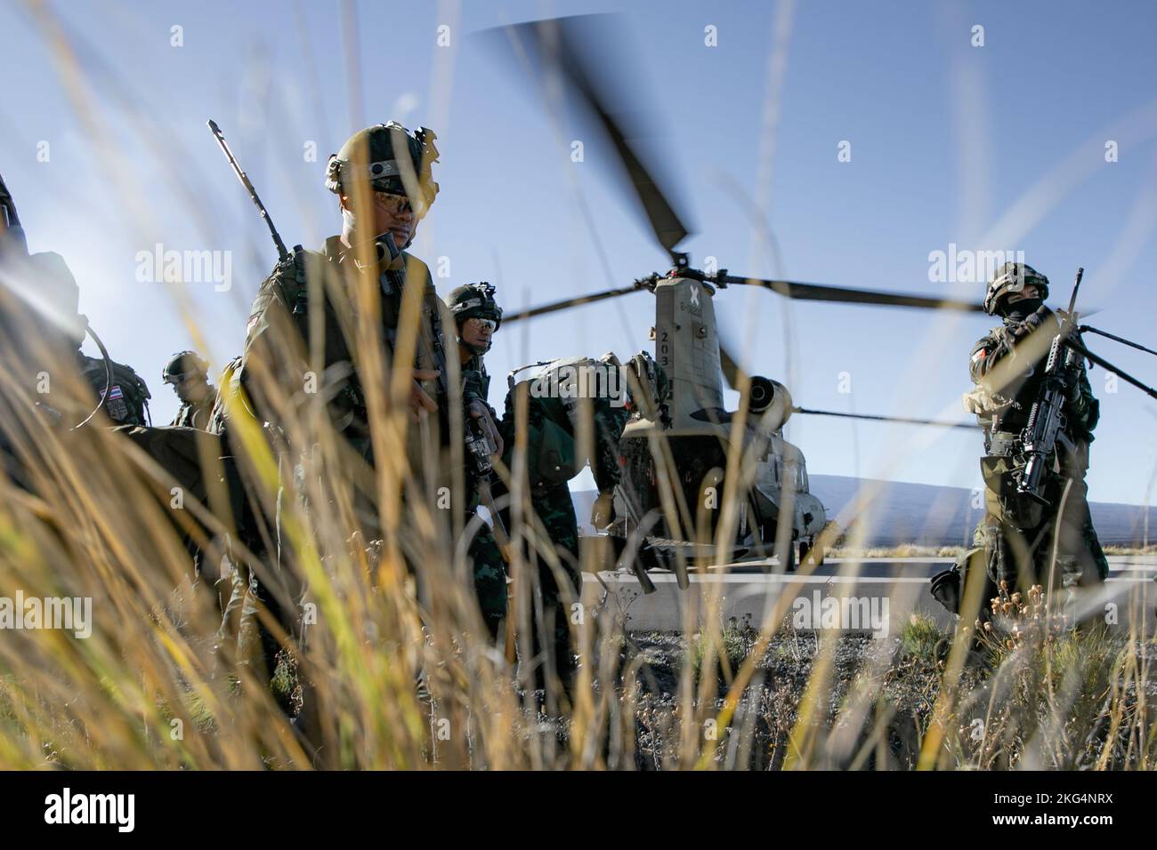 Die Royal Thai Army Forces versammeln sich nach der Landung und dem Verlassen eines CH-47 Chinook Hubschraubers, der 3. Bataillon, 25. Aviation Regiment, 25. Combat Aviation Brigade, 25. Infantry Division, während der Joint Pacific Multinary Readiness Center (JPMRC) Übung 23-01 im Pohakuloa Training Area, Hawaii, 29. Oktober 2022 zugewiesen wurde. Amerikas ältester vertraglicher Verbündeter in Südostasien kam bei PTA für JPMRC an, das erste Kampftrainingszentrum für die Indo-Pazifik-Region. Stockfoto