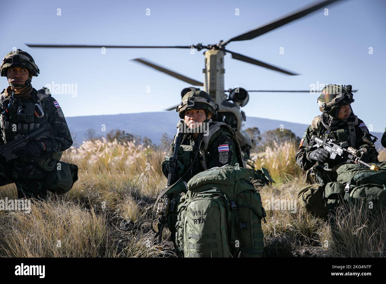 Die Royal Thai Army Forces versammeln sich nach der Landung und dem Verlassen eines CH-47 Chinook Hubschraubers, der 3. Bataillon, 25. Aviation Regiment, 25. Combat Aviation Brigade, 25. Infantry Division, während der Joint Pacific Multinary Readiness Center (JPMRC) Übung 23-01 im Pohakuloa Training Area, Hawaii, 29. Oktober 2022 zugewiesen wurde. Amerikas ältester vertraglicher Verbündeter in Südostasien kam bei PTA für JPMRC an, das erste Kampftrainingszentrum für die Indo-Pazifik-Region. Stockfoto