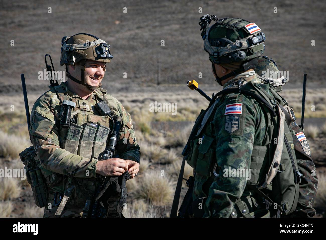 Ein US-Armeesoldat der 5. Security Force Assistance Brigade spricht mit einem Mitglied der Royal Thai Army Forces, nachdem er einen CH-47 Chinook Hubschrauber landete und ausstieg, während der Joint Pacific Multinary Readiness Center Übung 23-01 im Trainingsgebiet Pohakuloa, Hawaii, 29. Oktober 2022. Amerikas ältester vertraglicher Verbündeter in Südostasien kam bei PTA für JPMRC 23-01 an, das erste Kampftrainingszentrum für die Indo-Pazifik-Region. Stockfoto