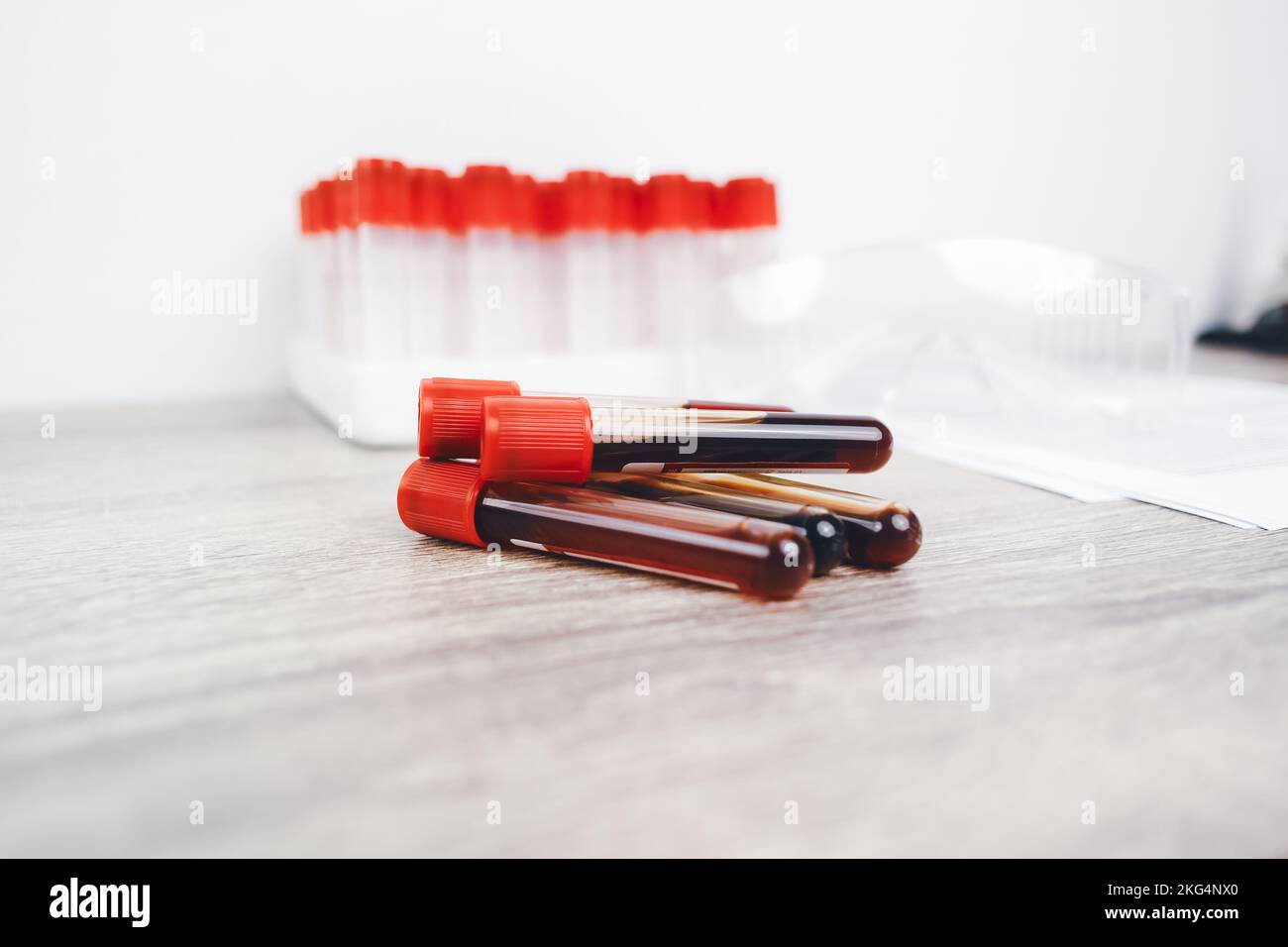 Ein Stapel von Blutproben mit einer roten Kappe auf dem Schreibtisch im hämatologischen Labor und im Konzept des hämatologischen Gesundheitslabors Stockfoto