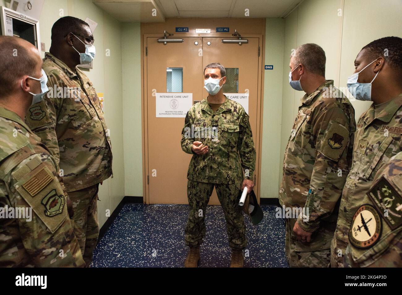 Mitglieder der Nationalgarde von Arkansas besichtigten den USNS Comfort während der Fortsetzung von Promise 2022 am 29. Oktober 2022, 8 Meilen vor der Küste von Puerto Barrios, Guatemala. Die Tour bot den Arkansas National Guardsmen die Gelegenheit, Beziehungen zu den US-Marine- und Marine-Korps aufzubauen und Ideen und Wissen auszutauschen, um die Bereitschaft der gesamten Streitkräfte in der Patientenversorgung zu erhöhen und schnell auf Katastrophenhilfe und Militäroperationen zu reagieren. Stockfoto