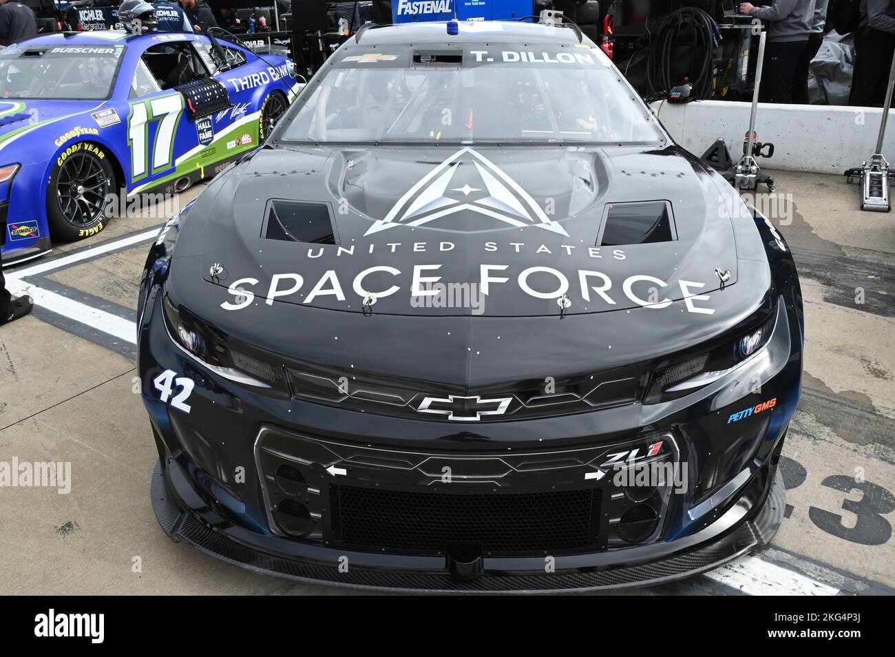 Der Petty GMS No. 42 Chevrolet Camaro ZL1, der vom Fahrer der NASCAR Cup Series, Ty Dillon, angetrieben wird, verfügt über eine US Space Force Lackierung auf dem Martinsville Speedway am 29. Oktober 2022, vor den Qualifikationsrunden für das Xfinity 500-Rennen. Es ist das erste Mal, dass die US Space Force Lackierung im Wettkampfsport eingesetzt wurde. Die langjährige Partnerschaft zwischen Petty GMS und der United States Air Force bringt mindestens drei Rennen in der Cup Series-Saison, wenn die Air Force-Lackierung auf dem No. 43 Chevrolet Camaro ZL1 von Erik Jones präsentiert wird. Stockfoto