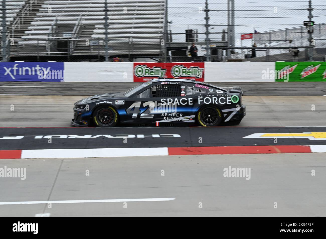 Der Petty GMS No. 42 Chevrolet Camaro ZL1, der von dem Fahrer der NASCAR Cup Series, Ty Dillon, angetrieben wird, absolviert vor dem Xfinity 500-Rennen am 29. Oktober 2022 eine Übungsrunde auf dem Martinsville Speedway. Es ist das erste Mal, dass die US Space Force Lackierung im Wettkampfsport eingesetzt wurde. Die langjährige Partnerschaft zwischen Petty GMS und der US Air Force bringt mindestens drei Rennen in der Cup Series-Saison, wenn eine Air Force-Lackierung auf dem No. 43 Chevrolet Camaro präsentiert wird, der von Dillons Teamkollege Erik Jones gefahren wird. Als Teil einer Teamtradition ehrt Dillon mehrere Frauen, die Bienen haben Stockfoto