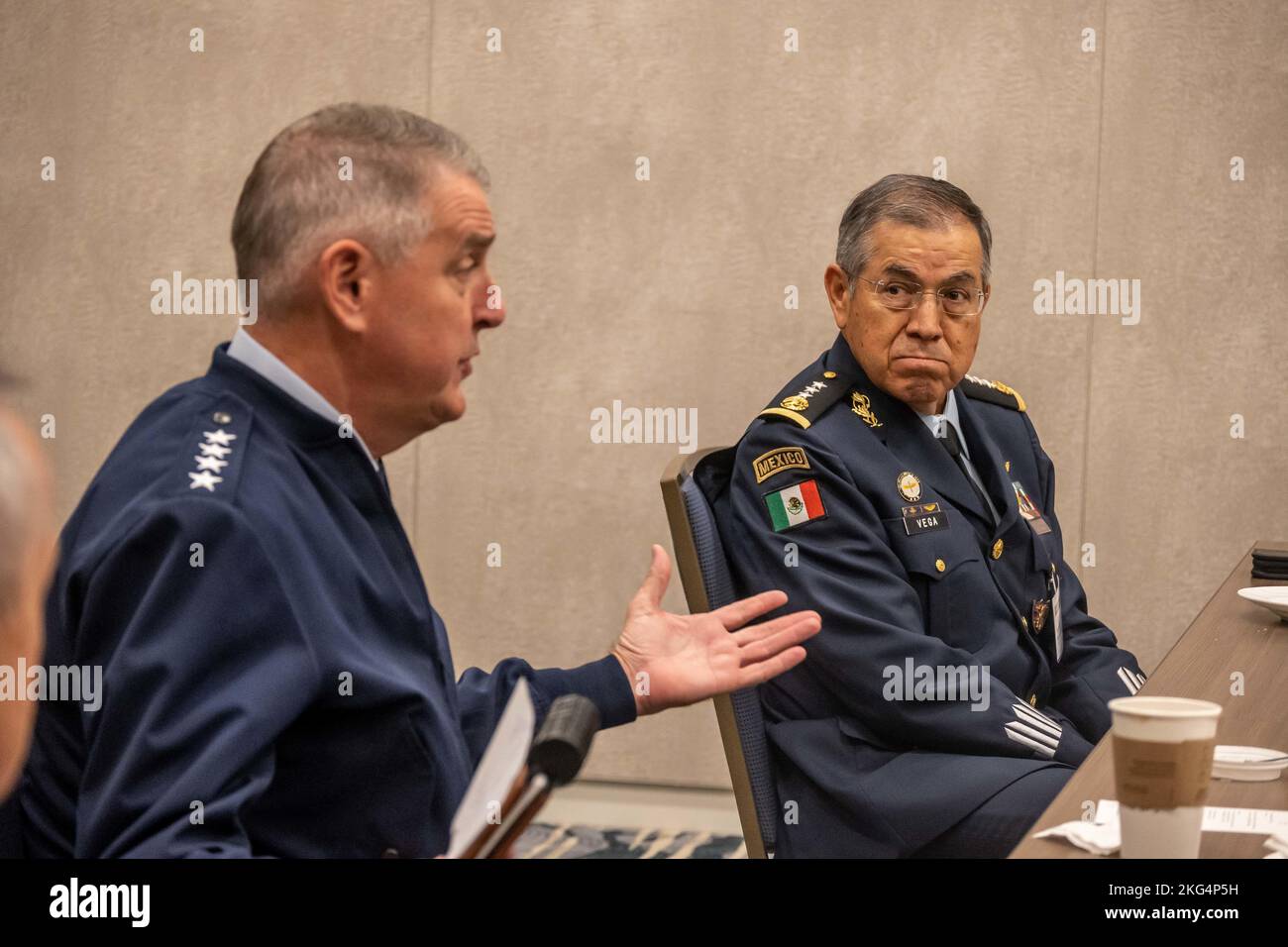 LT. General Jose Gerardo Vega Rivera, Leiter der mexikanischen Luftwaffe, hört General Mike Minihan, Kommandant des Air Mobility Command, während des internationalen Frühstücks auf dem Airlift/Tanker Symposium in Denver, Colorado, 29. Oktober 2022. Das diesjährige Symposium brachte 1.600 hochrangige Führungskräfte der Air Force, Industriepartner, Medien, Vertreter der Partnerländer und Airmen mit Mobilitätsaktien zusammen, darunter Airmen vom Air Force Special Operations Command und Air Force Education Command. Das offene Umfeld führte zu Diskussionen über Probleme und Herausforderungen, vor denen Amerika und die Air Mobility-Community im Großen und Ganzen stehen. Stockfoto