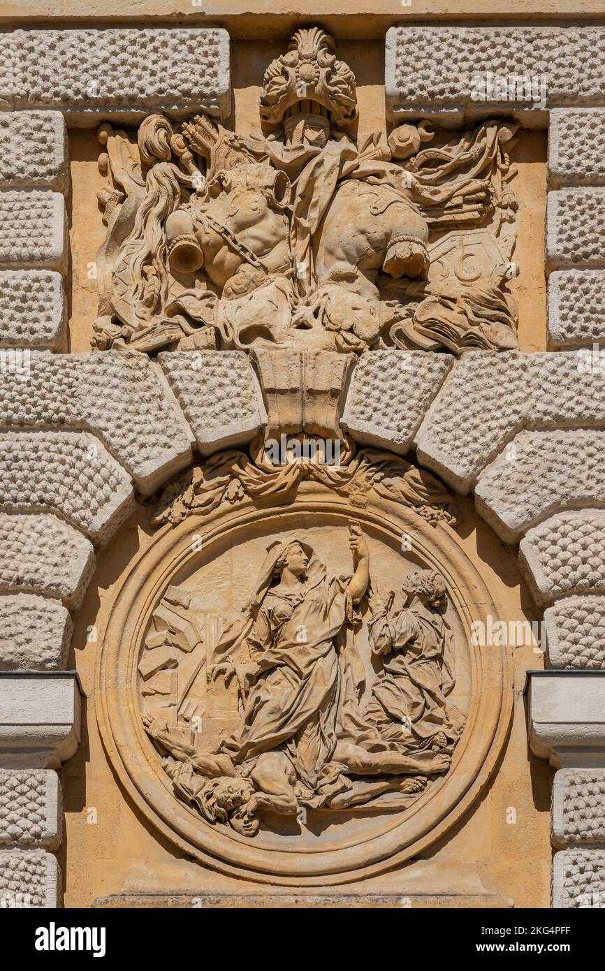 Details der uralten Basreliefs-Steinschnitzereien auf der Außenseite des historischen Arc de Triomphe oder Triumphbogen alias Porte du Peyrou, Montpellier, Frankreich Stockfoto
