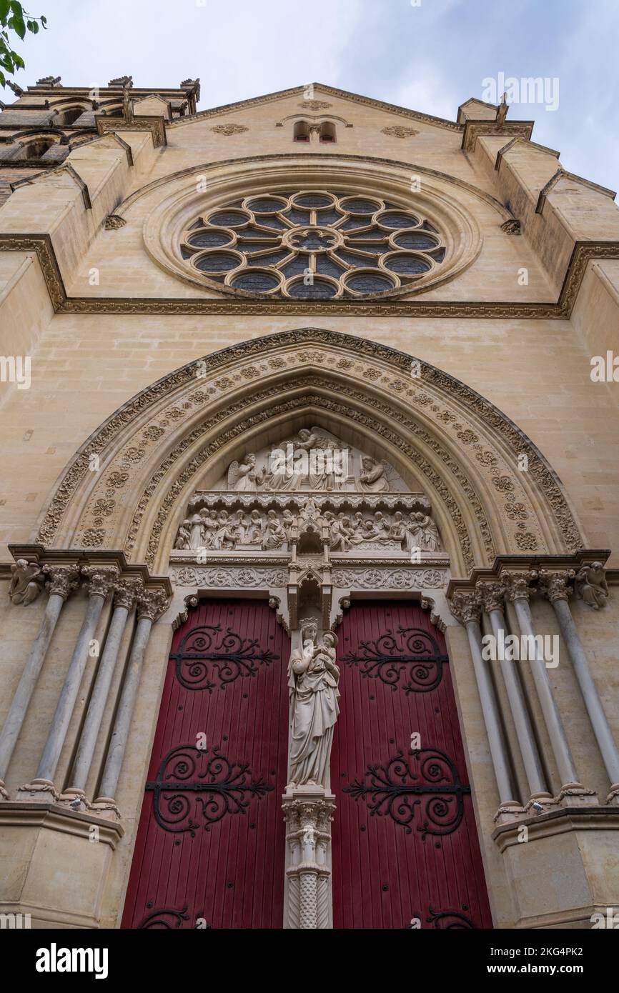 Osteingang zum antiken St. Pierre oder Petersdom, der der Jungfrau Maria gewidmet ist, mit Statue und Tympanum, Wahrzeichen von Montpellier, Frankreich Stockfoto