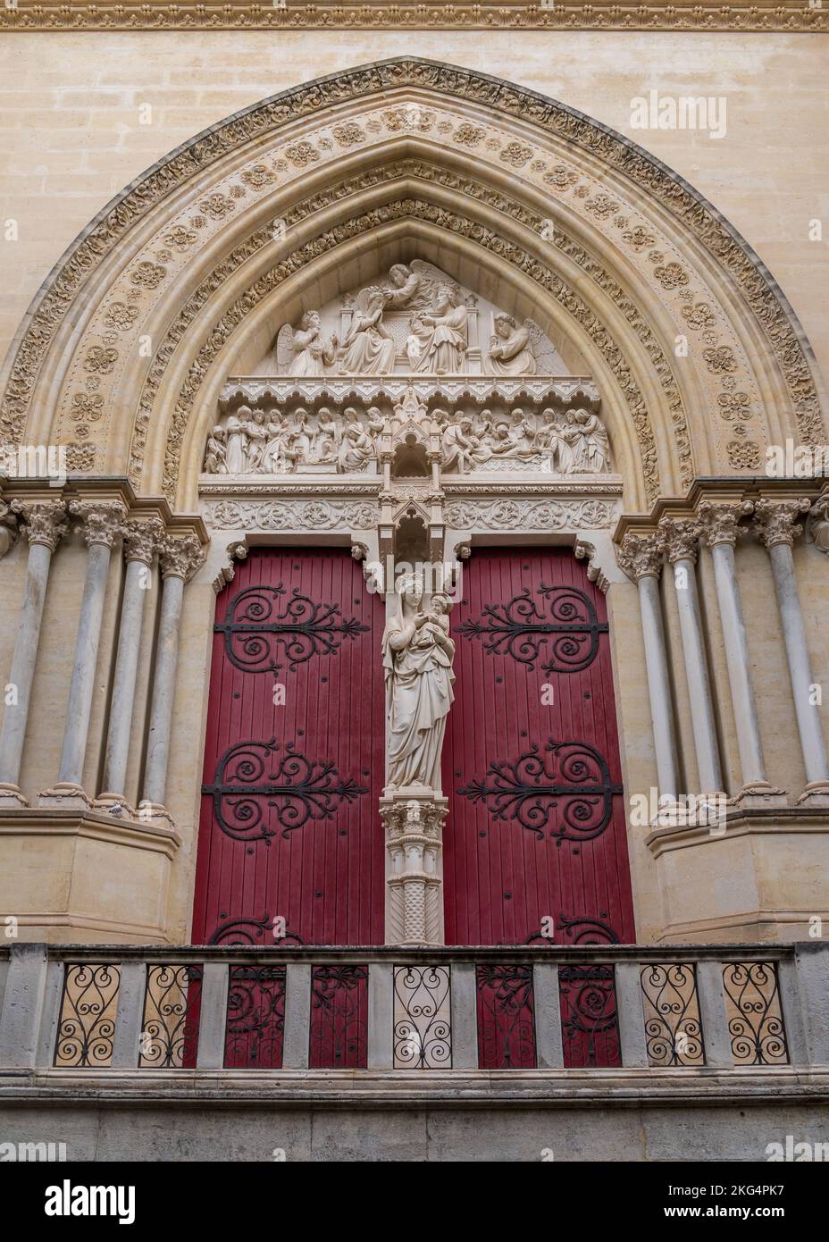 Blick auf den Osteingang des antiken St. Pierre oder des Petersdoms, der der Jungfrau Maria gewidmet ist, mit Statue und geschnitztem Tympanum, Montpellier, Frankreich Stockfoto