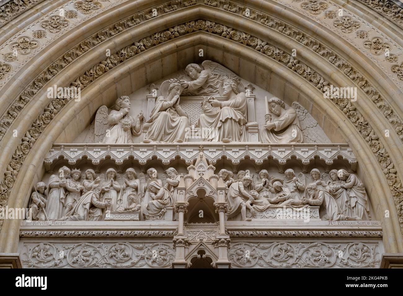 Nahaufnahme des Tympanums mit der Krönung der Jungfrau Maria, Osteingang zum antiken St. Pierre oder St. Peter Kathedrale, Montpellier, Frankreich Stockfoto