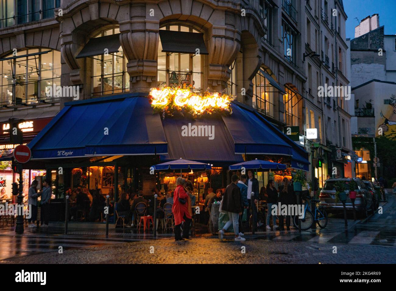 Das L'Empire Cafe in Paris, Frankreich bei Nacht Stockfoto