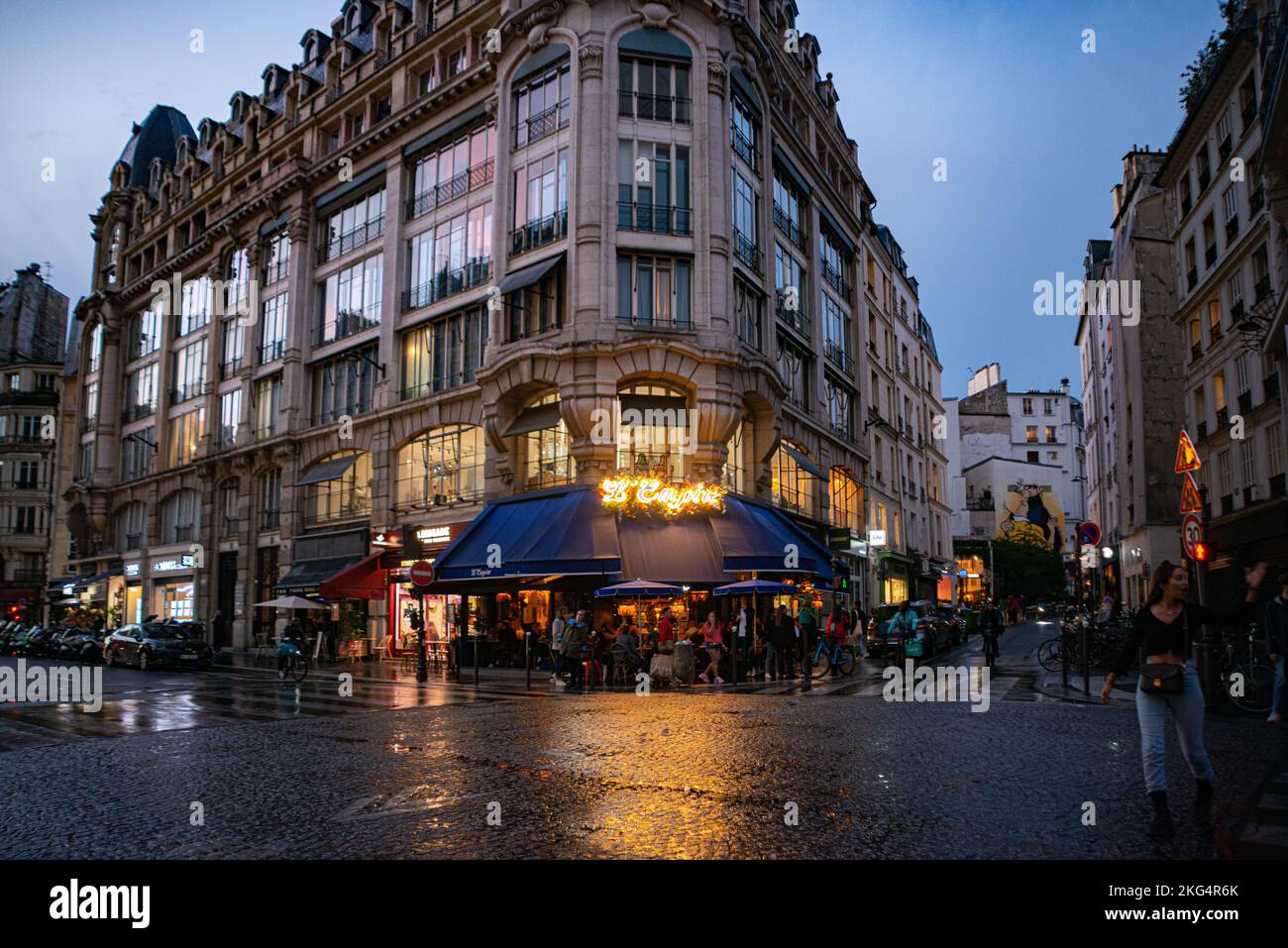 Das L'Empire Cafe in Paris, Frankreich bei Nacht Stockfoto