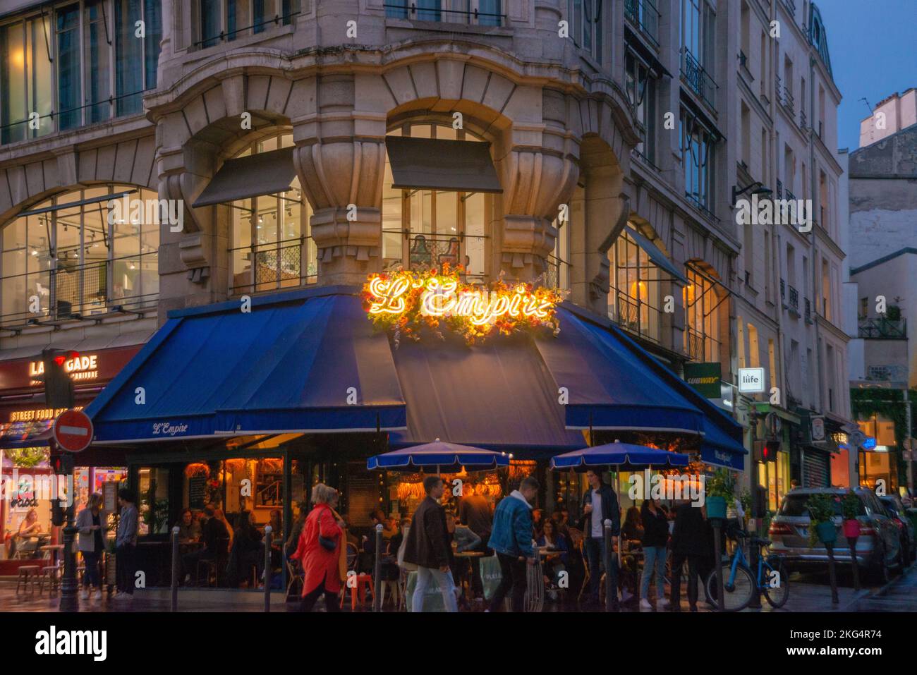 Das L'Empire Cafe in Paris, Frankreich bei Nacht Stockfoto