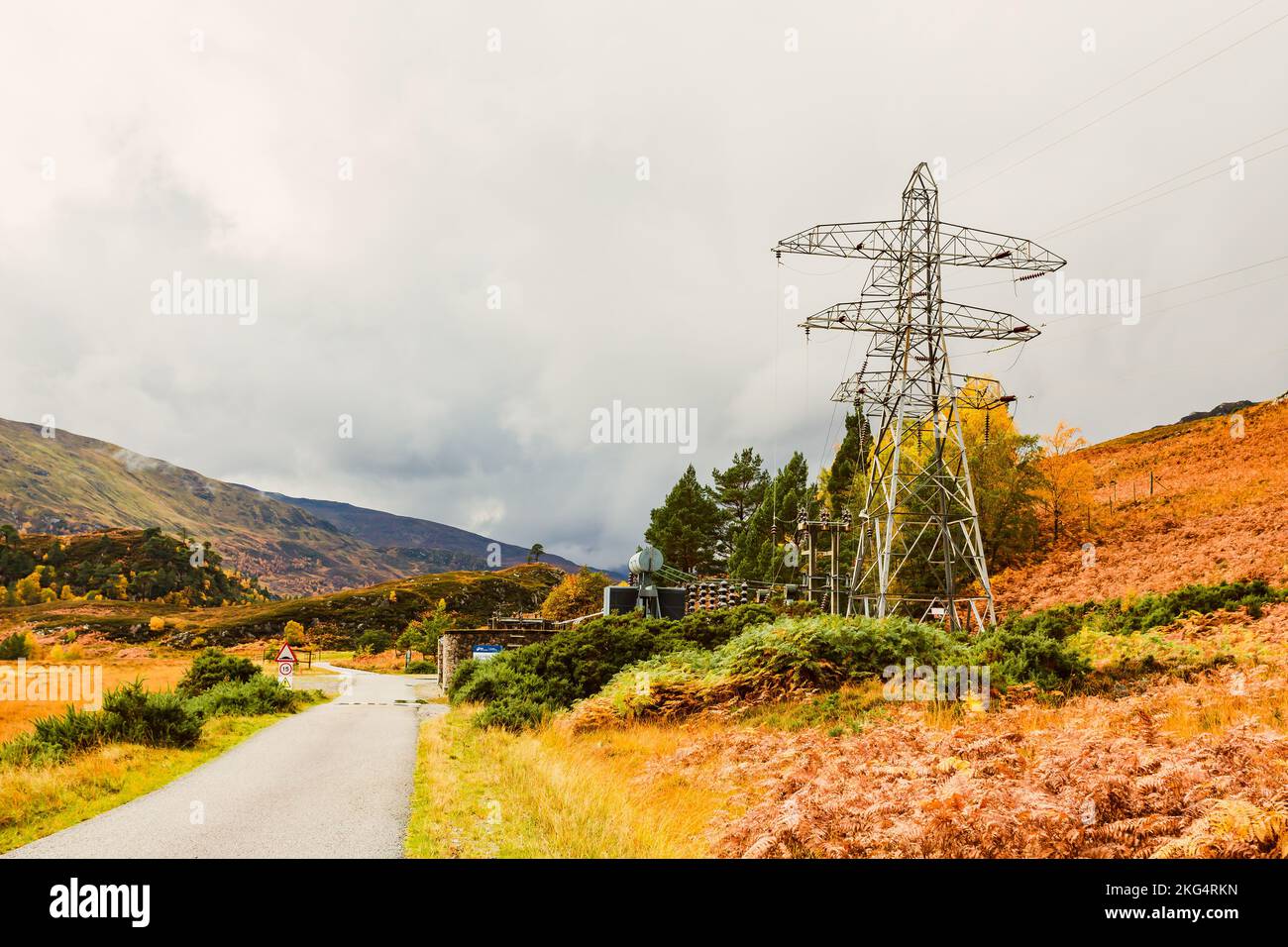 Deanie Power Station im abgelegenen Glen Strathfarrar im schottischen Hochland mit Pylon und Stromleitungen. Herbst mit goldenen Farnen. Speicherplatz kopieren. Ge Stockfoto