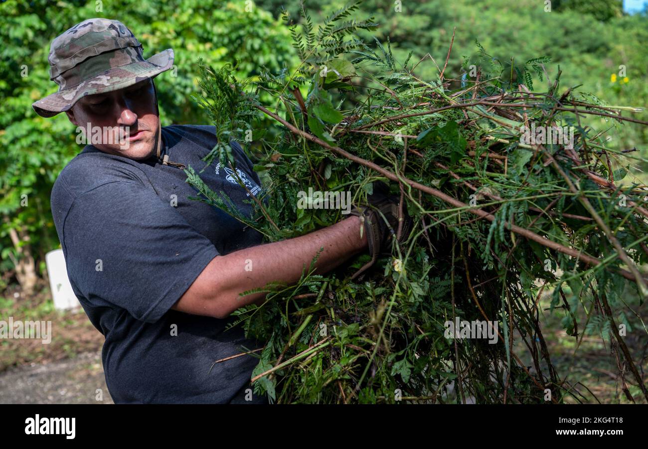 Tech Sgt. Anthony Cathcart, 554. Rapid Engineer Deployable Heavy Operational Repair Squadron Engineers Airman, räumt grünen Abfall auf dem Thousand Steps Trail in Mangilao, Guam, 29. Oktober 2022. Diese Freiwilligenveranstaltung wurde von Cathcart's Tochter als Teil ihres Eagle-Projekts geplant. Sie ist Teil der Truppe 1401 Boy Scouts of America, die auf dem Luftwaffenstützpunkt Andersen in Guam basiert. Stockfoto