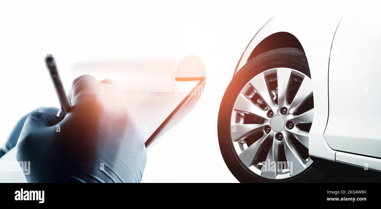 Der Mechaniker nimmt Notizen auf Papier für die Analyse der Auto-Probleme, Auto-Wartung Service-Business-Konzept Stockfoto