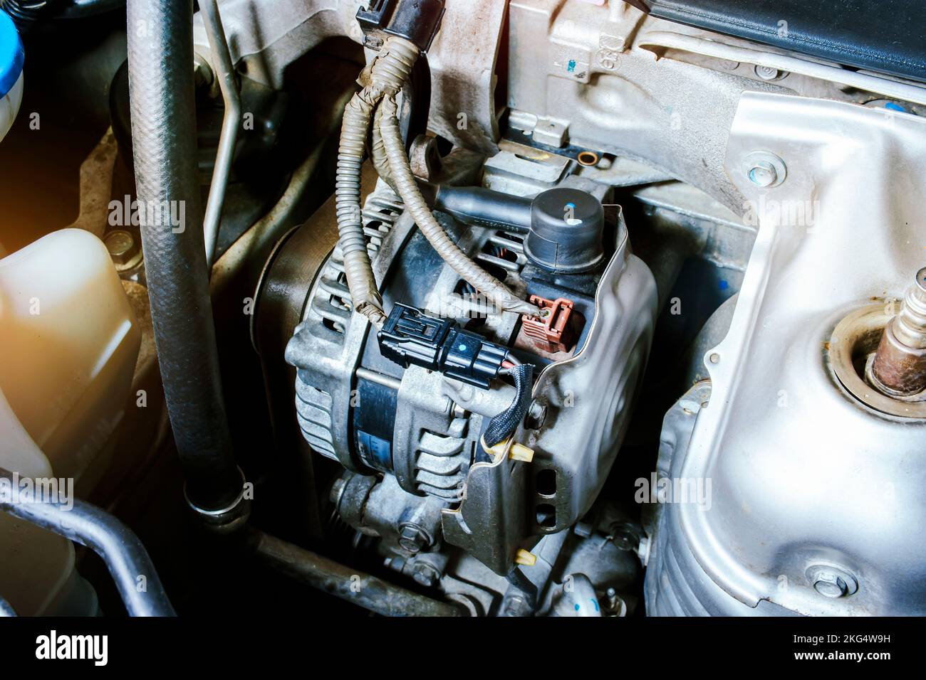 Lichtmaschine oder Generator im Motorraum des Fahrzeugs Stockfoto