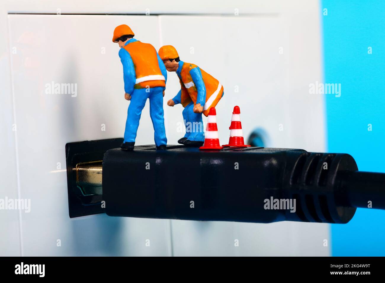 Miniaturarbeiter, die eine HDMI-TV-Buchse und -Steckerschnittstelle prüfen Stockfoto